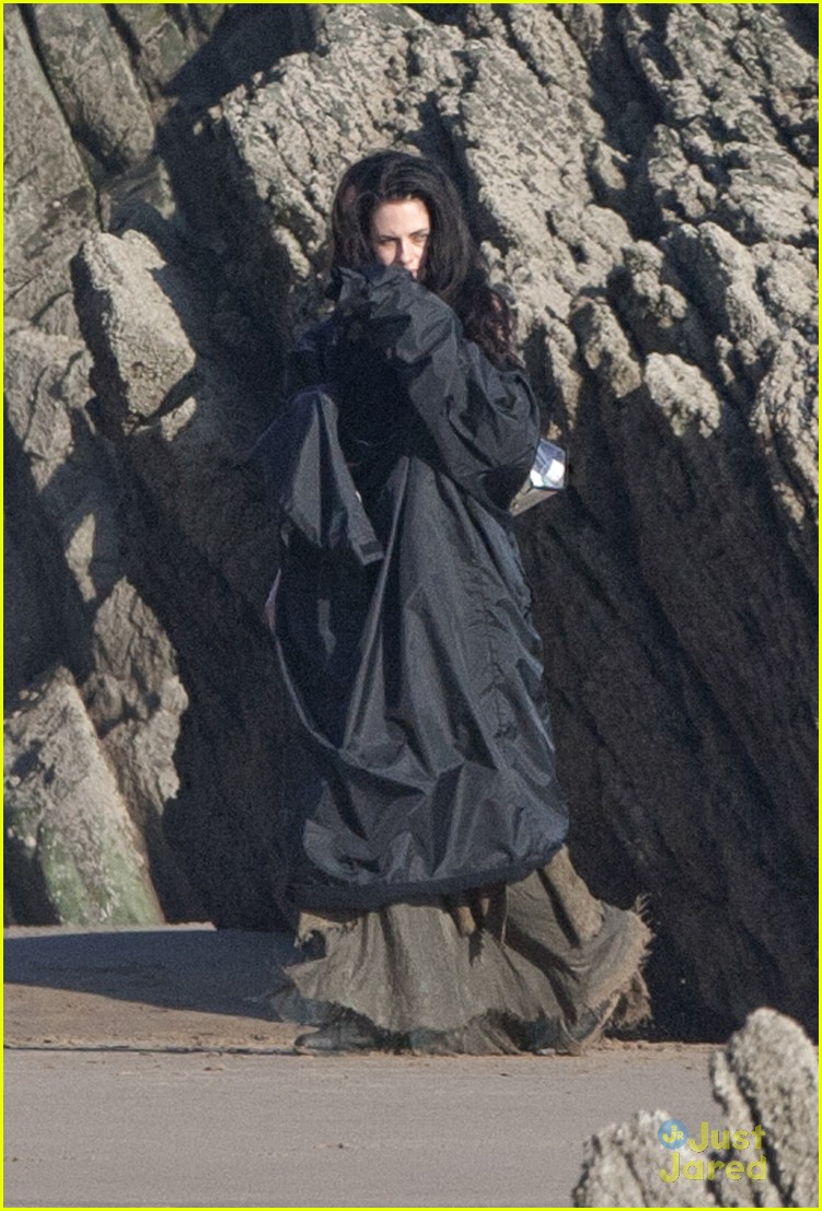 Kristen Stewart Films 'Snow White' on The Beach