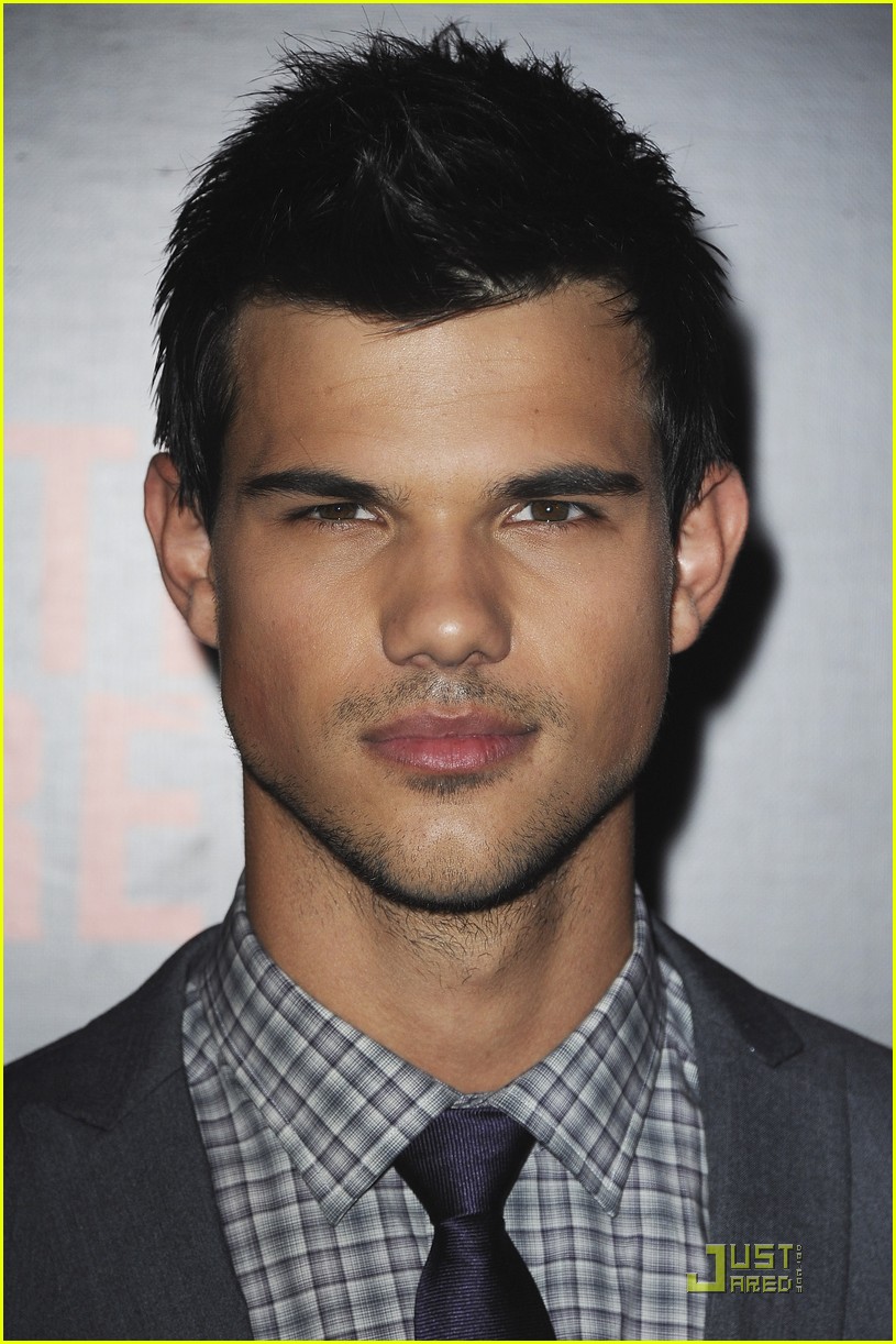 Taylor Lautner & Lily Collins: 'Abduction' Paris Premiere!
