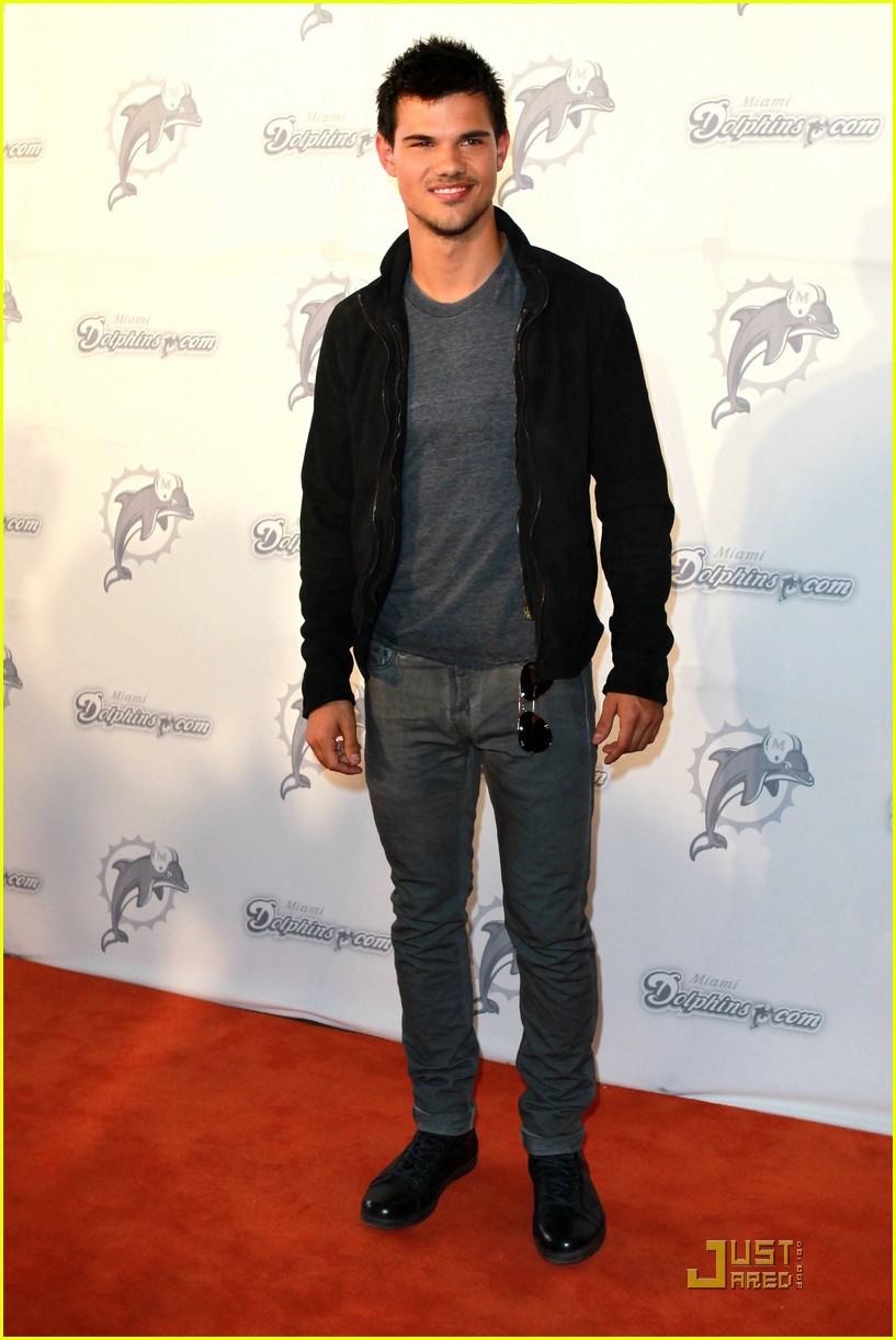 Taylor Lautner: Monday Night Football Game Guy!