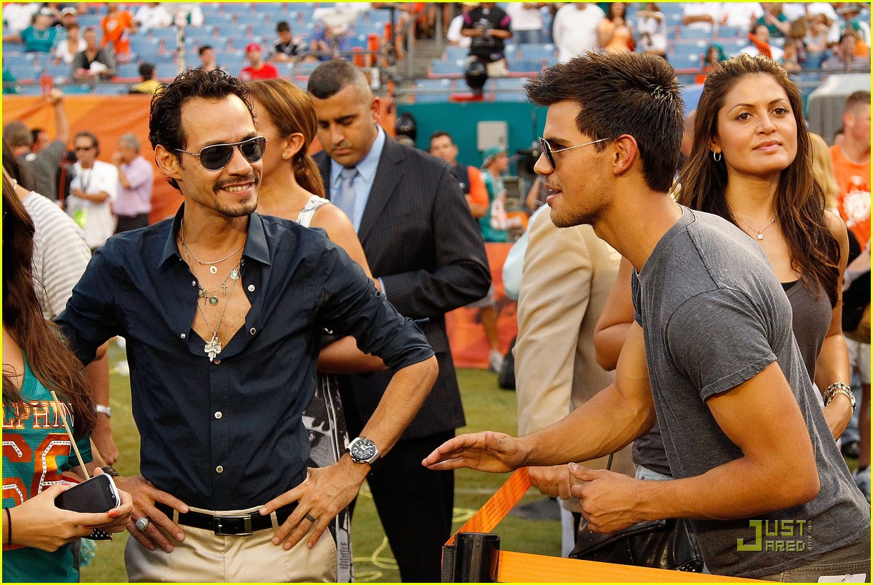 Taylor Lautner: Monday Night Football Game Guy!