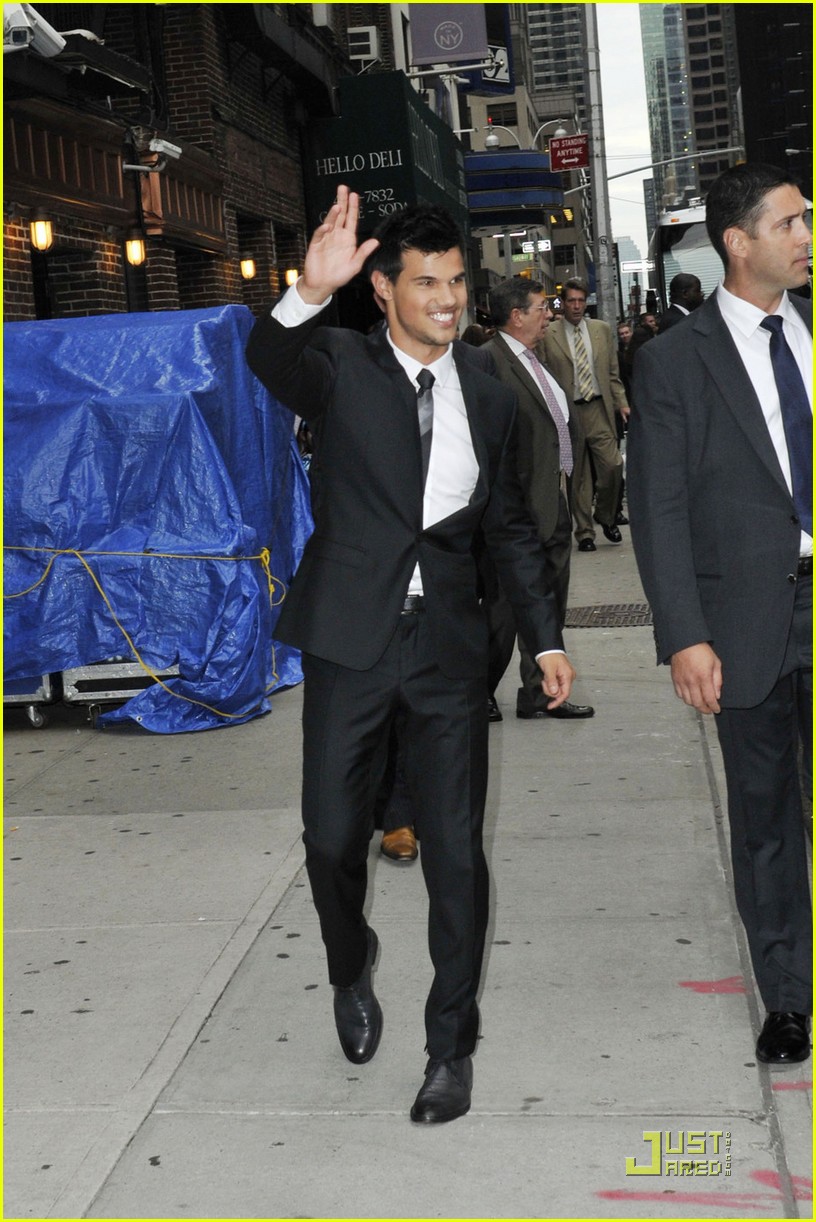 Taylor Lautner Suits Up for Letterman