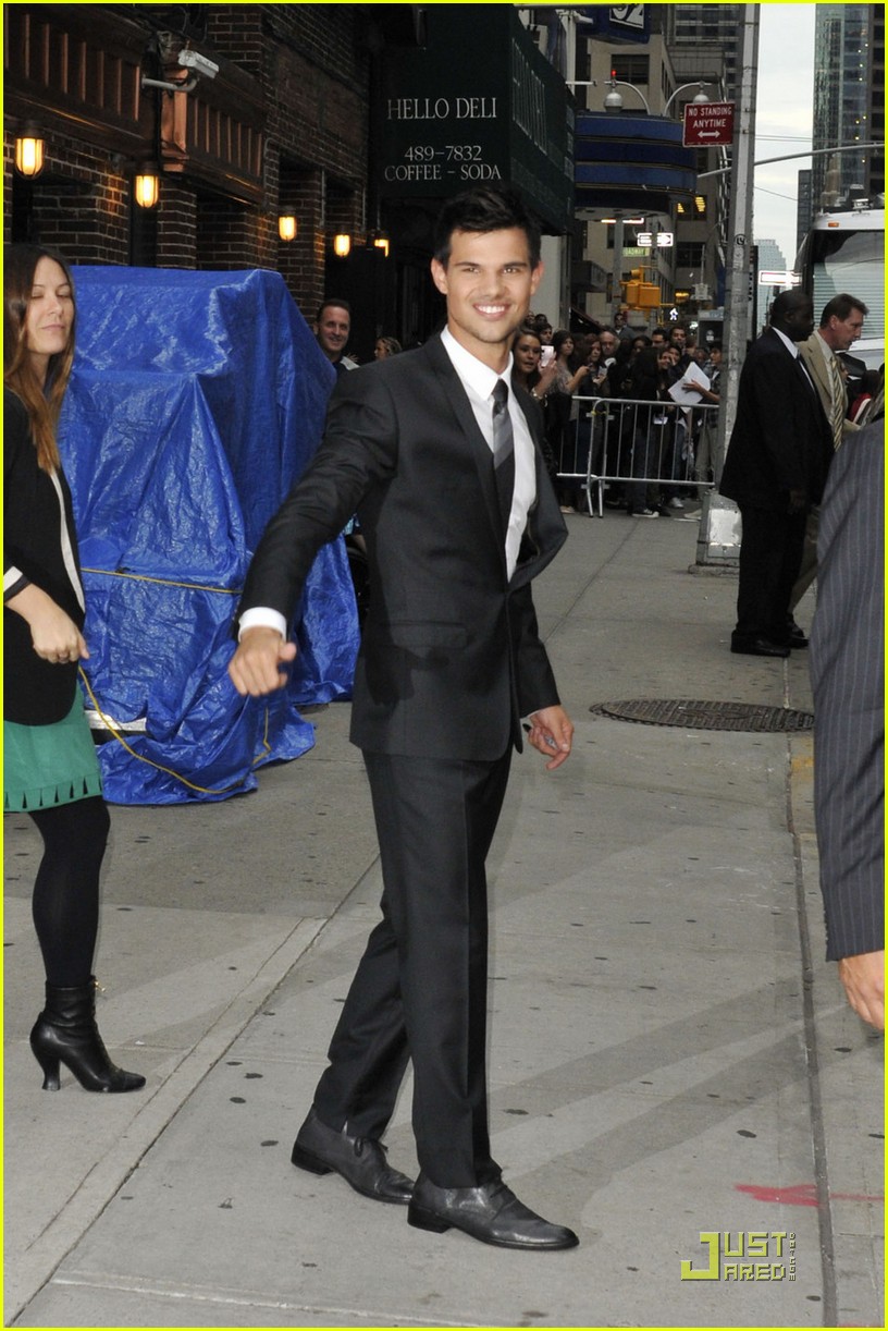 Taylor Lautner Suits Up for Letterman