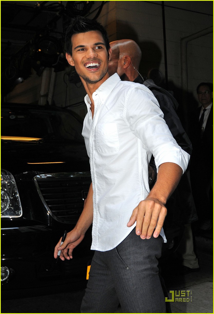 Taylor Lautner: Kissing Lily Collins Was 'Easy'