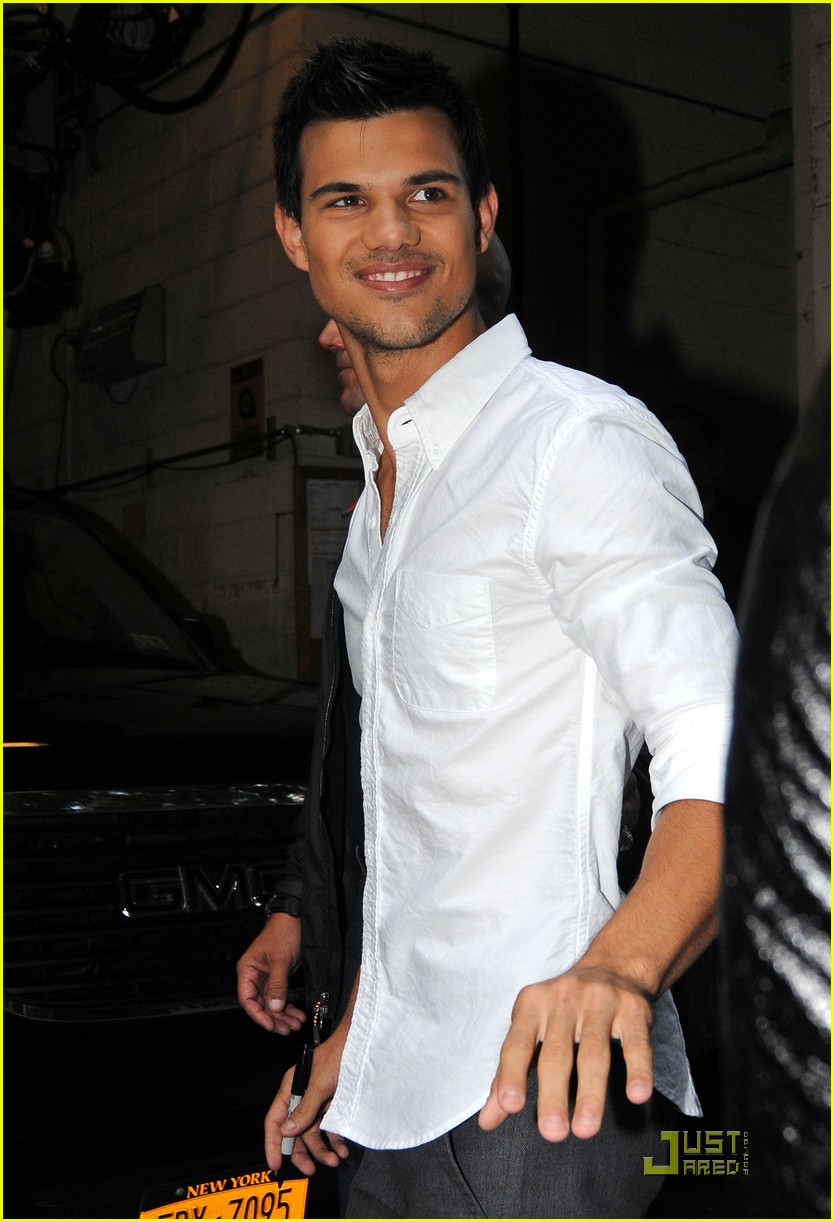 Taylor Lautner: Kissing Lily Collins Was 'Easy'