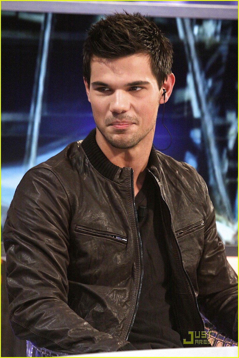 Taylor Lautner Sings A Song!