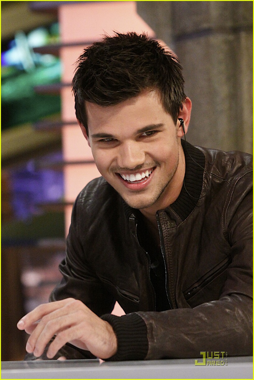 Taylor Lautner Sings A Song!