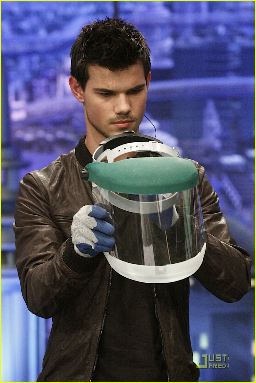 Taylor Lautner Sings A Song!