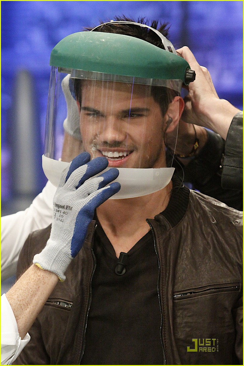 Taylor Lautner Sings A Song!