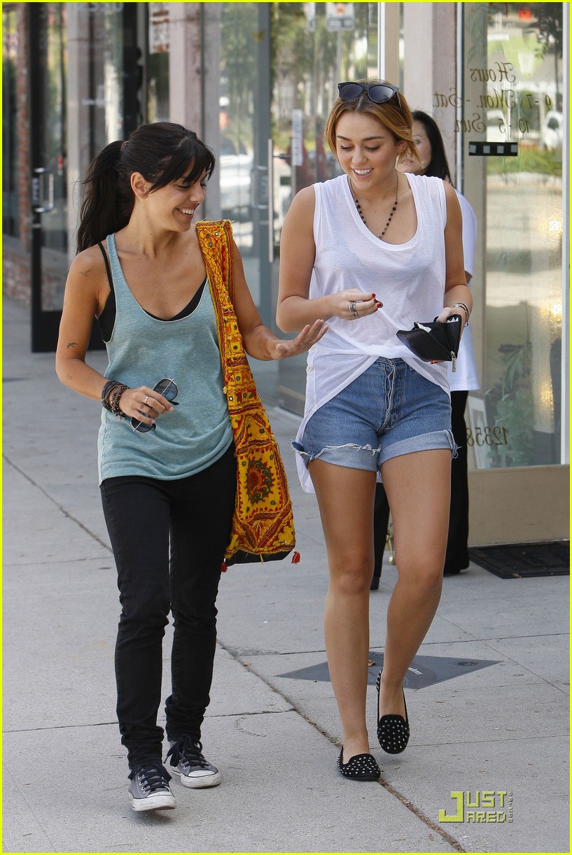 Miley Cyrus: Pet Store Stop