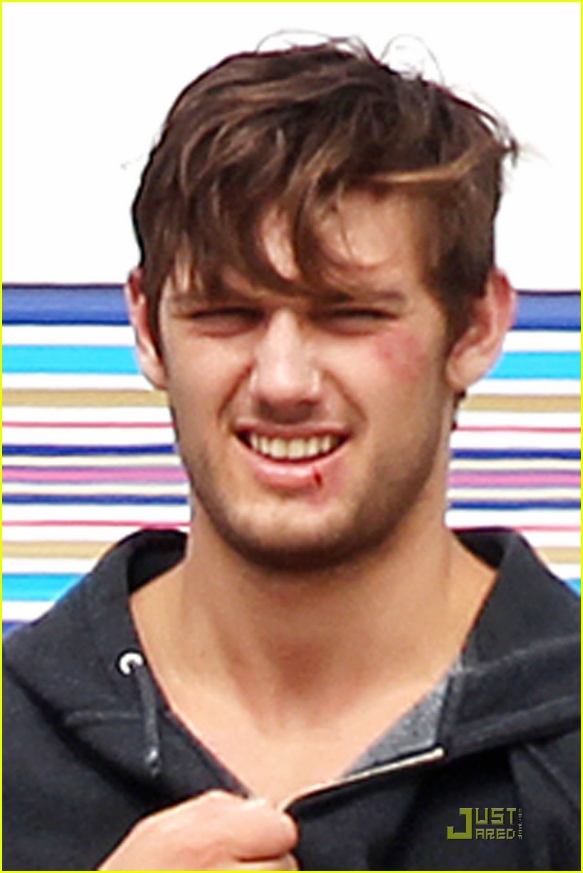 Alex Pettyfer: Shirtless On Set!