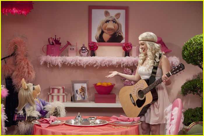 Miss Piggy Gets 'So Random'!