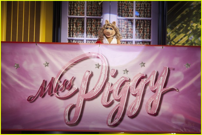 Miss Piggy Gets 'So Random'!
