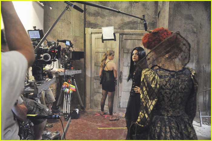 Pretty Little 'Halloween' Liars -- PICS & Promo!