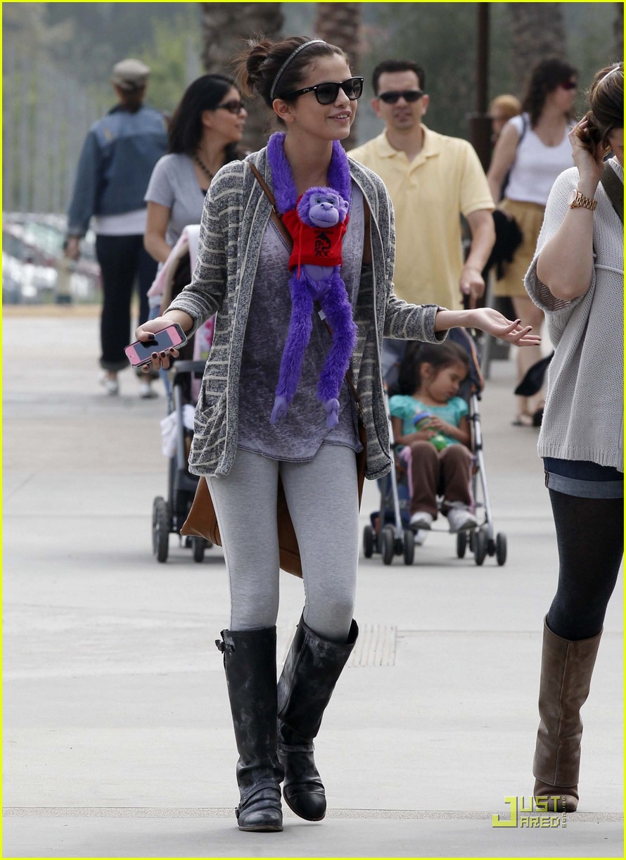Selena Gomez 'Monkeys' Around at the L.A. Zoo