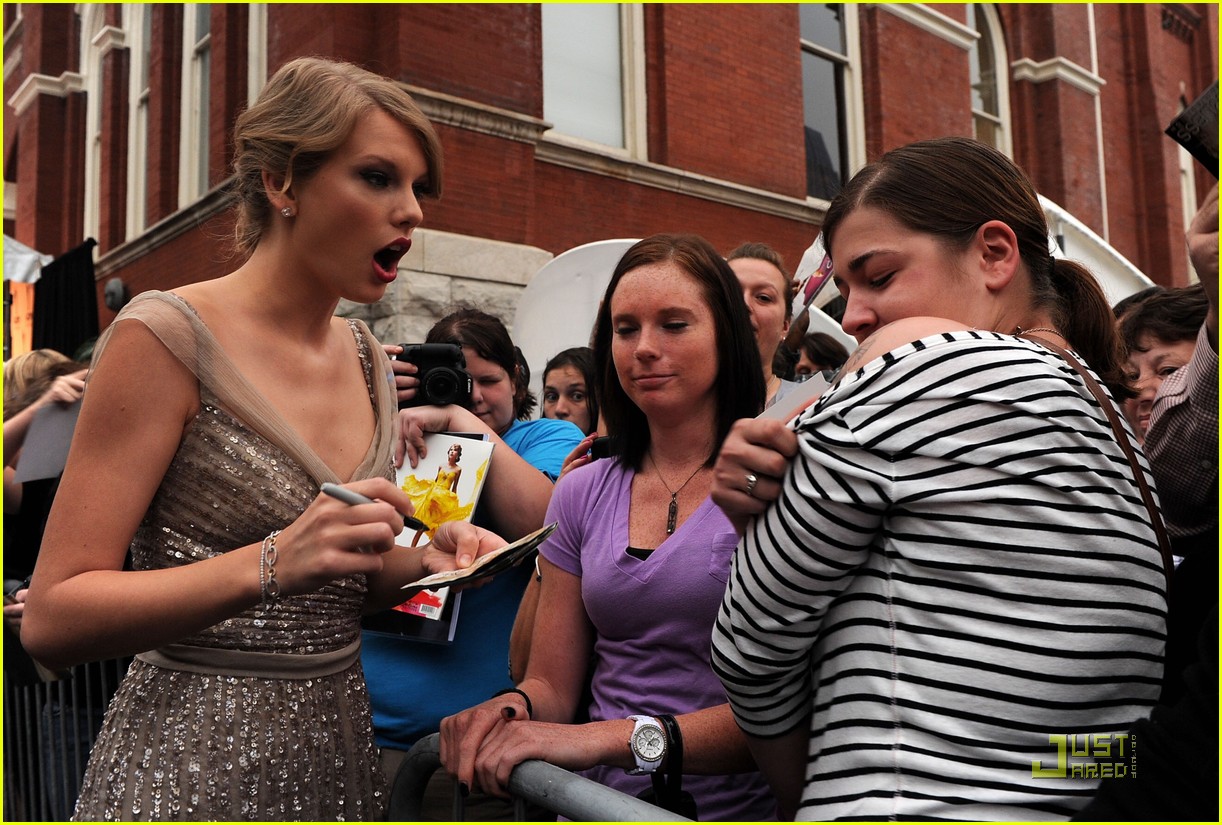 Taylor Swift: ACM Jim Reeves Award Recipient!