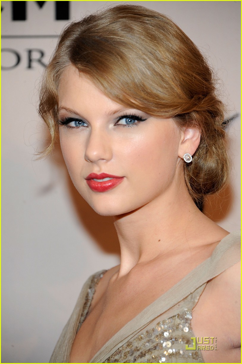 Taylor Swift: ACM Jim Reeves Award Recipient!