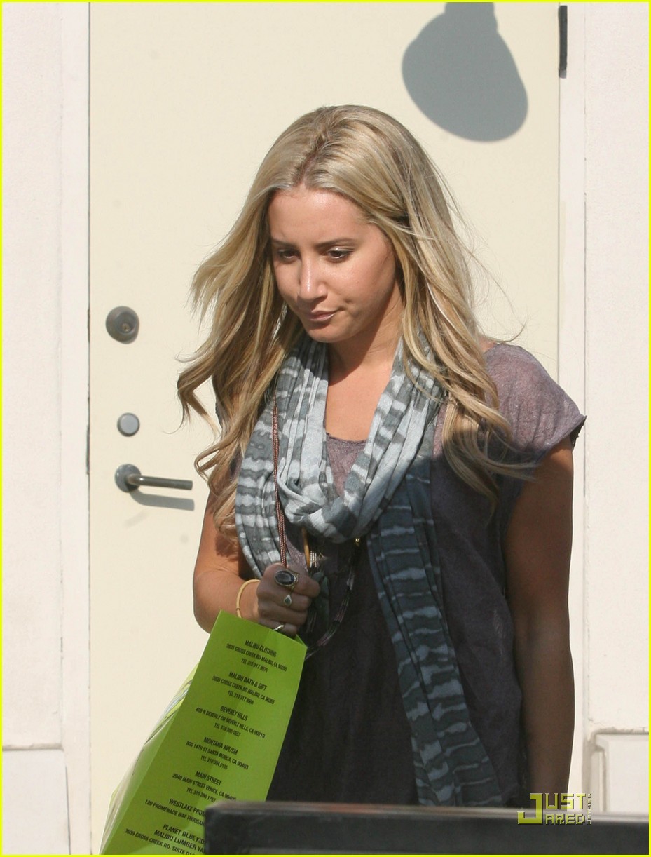 Ashley Tisdale: Planet Blue Shopping Stop!
