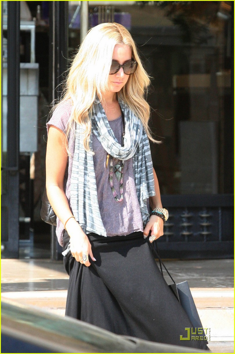 Ashley Tisdale: Planet Blue Shopping Stop!