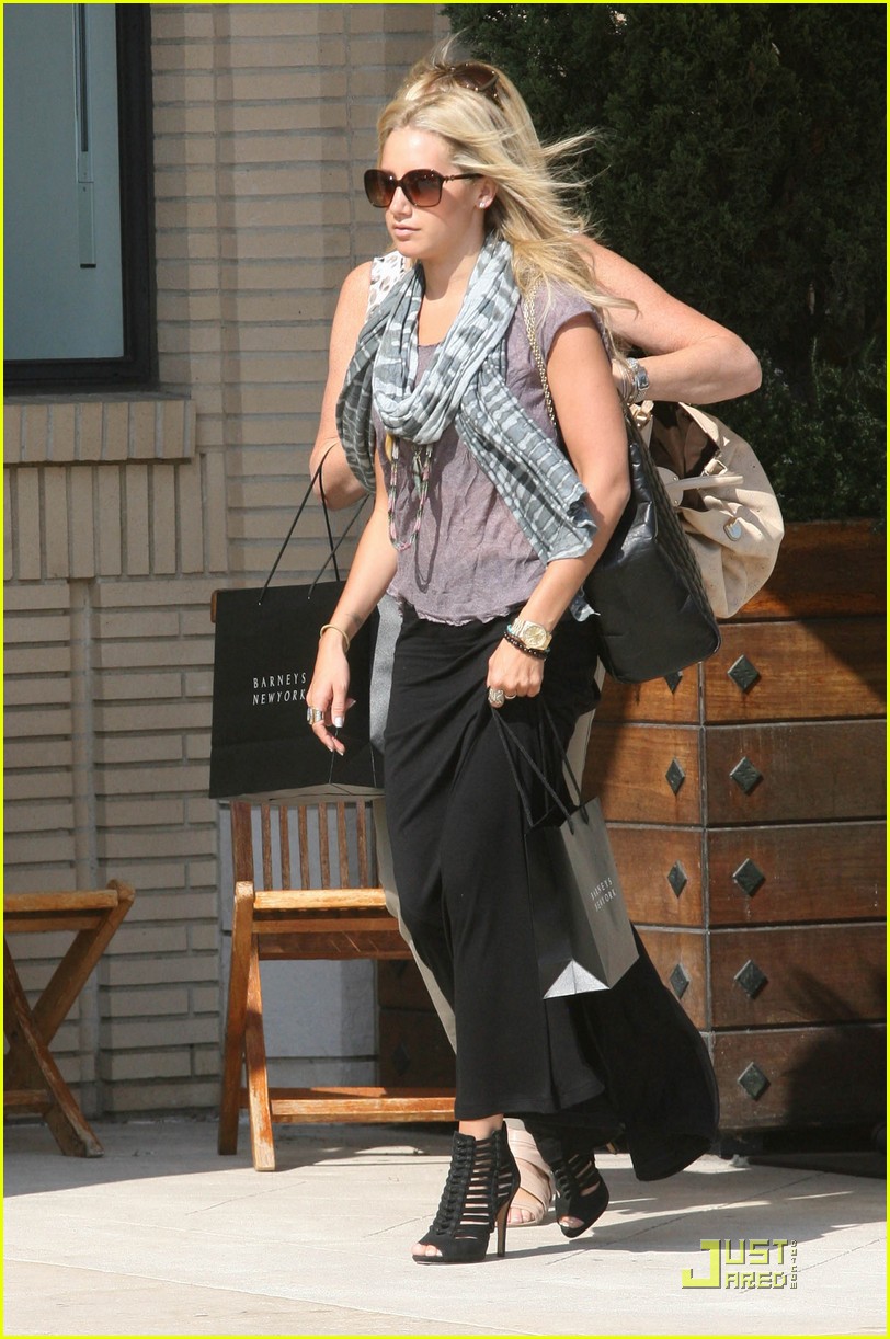 Ashley Tisdale: Planet Blue Shopping Stop!