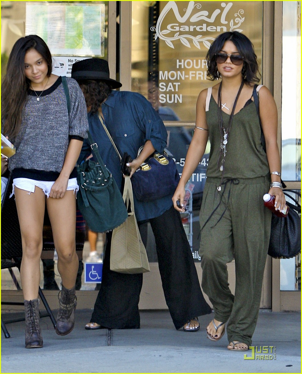 Vanessa Hudgens: Nail Salon Sweetie