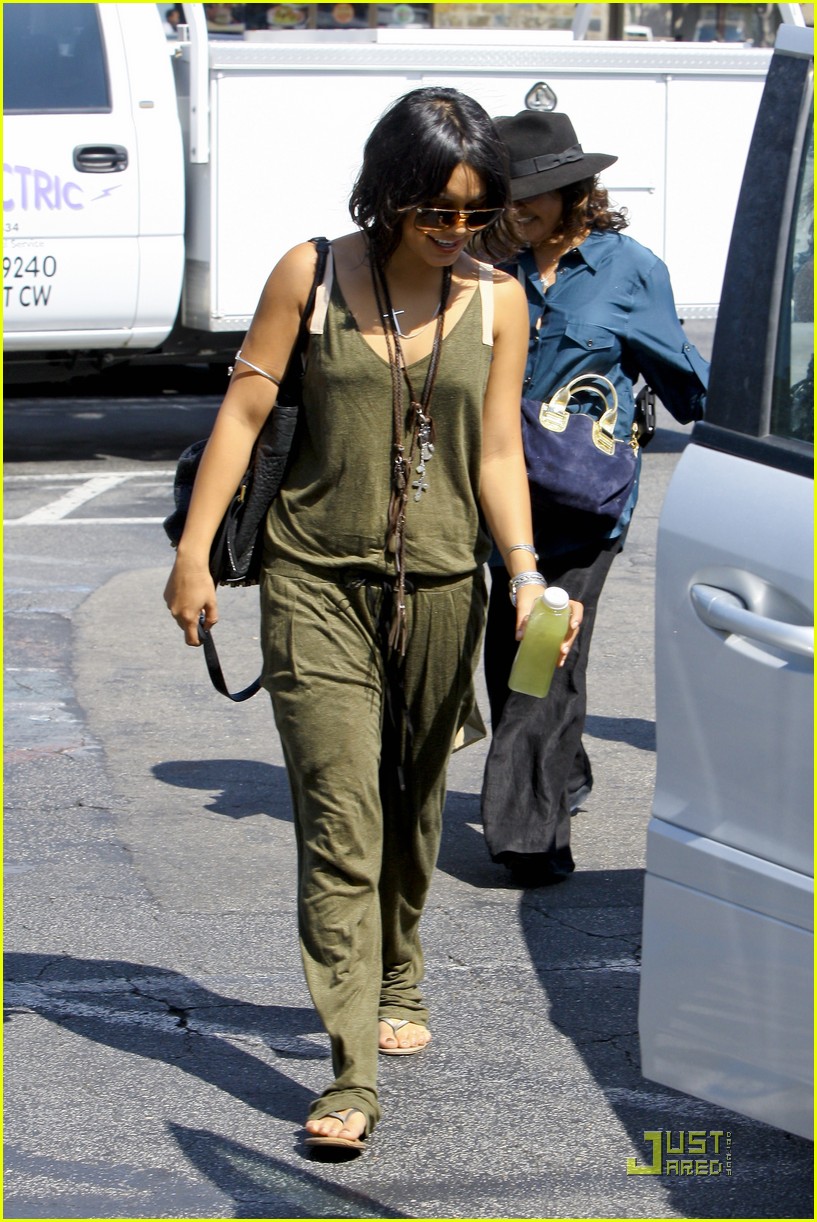 Vanessa Hudgens: Nail Salon Sweetie