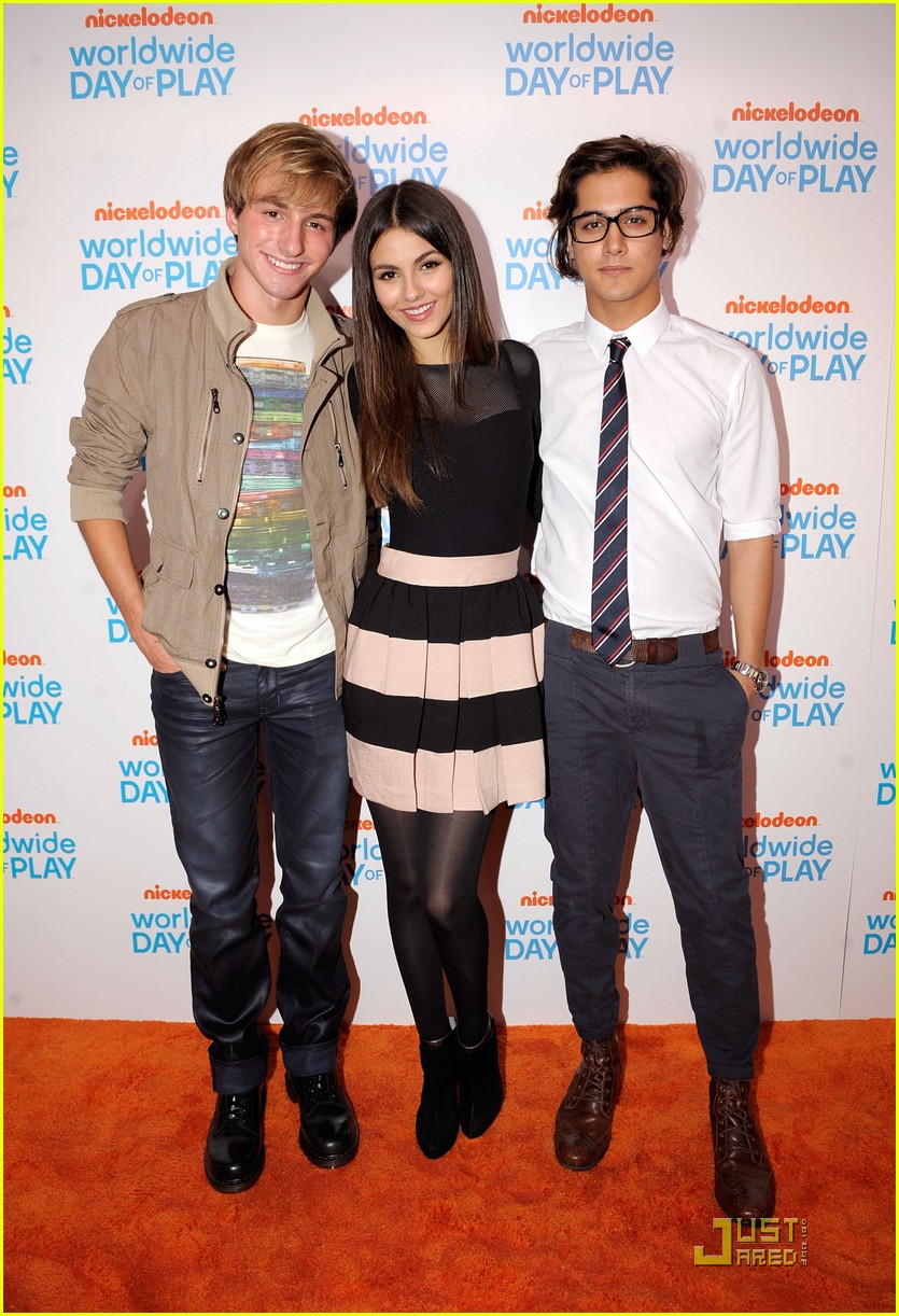 Victoria Justice & Ariana Grande: Worldwide Day of Play Gala!