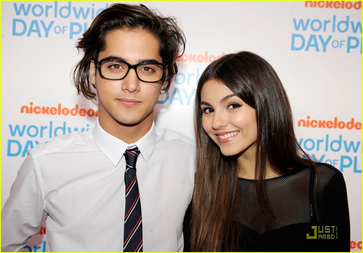 Victoria Justice & Ariana Grande: Worldwide Day of Play Gala!