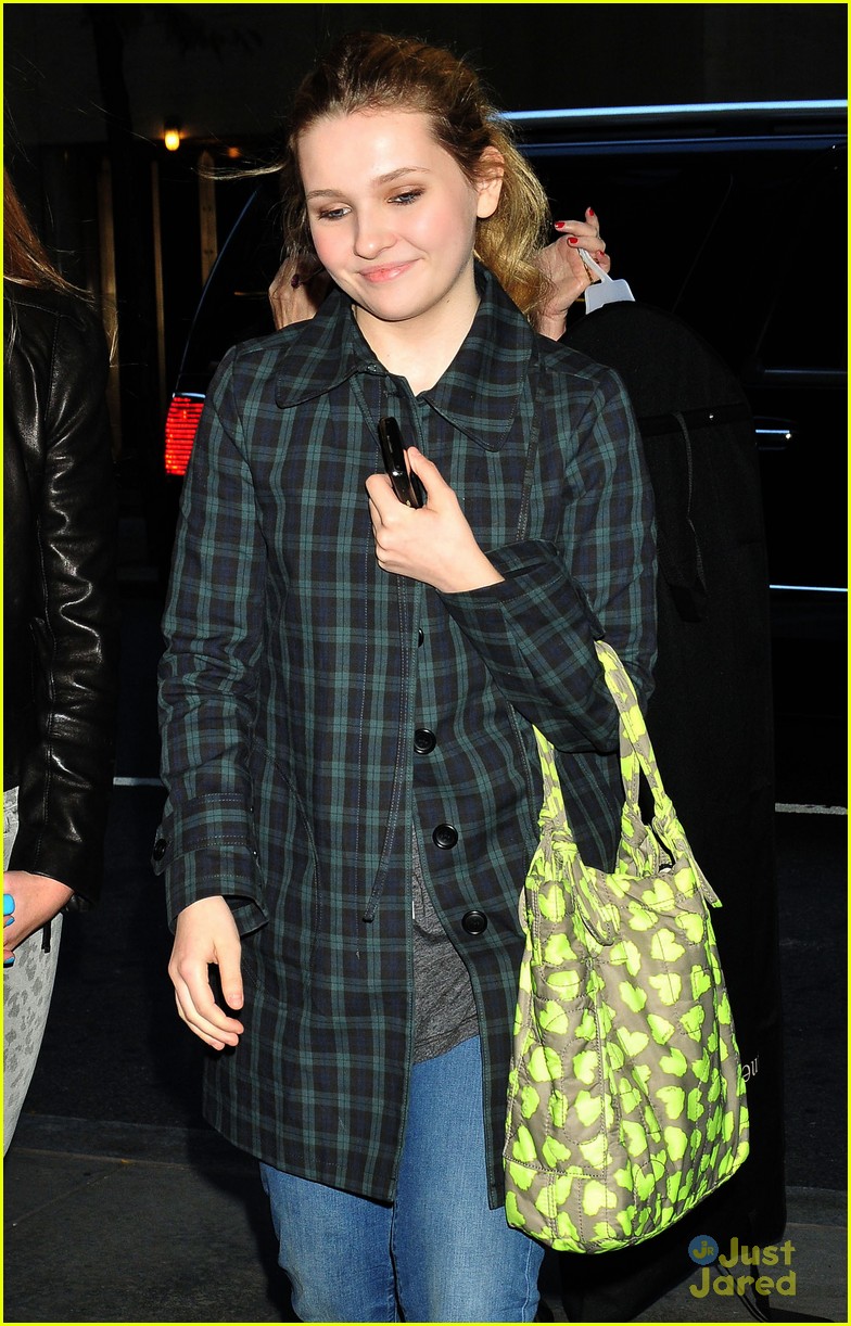 Abigail Breslin: Cello Player on 'Late Night with Jimmy Fallon'!