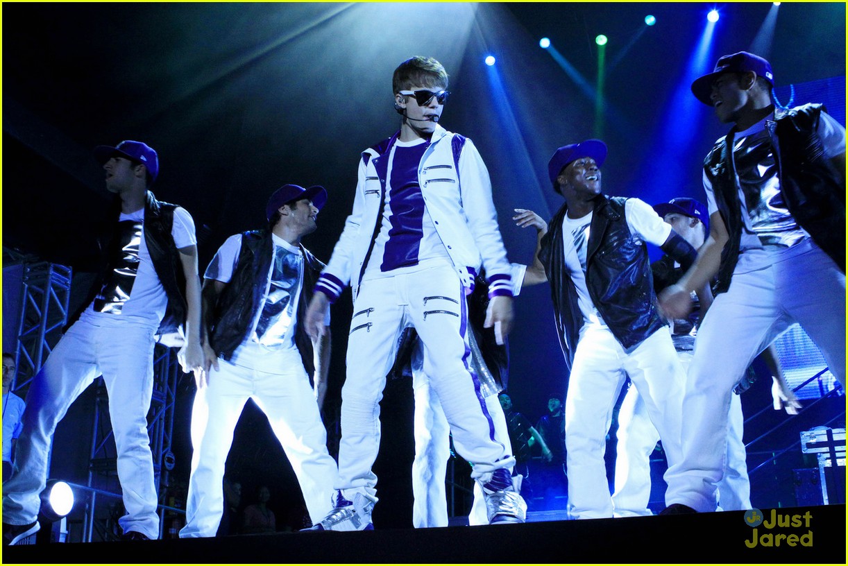 Justin Bieber: The Making of 'Mistletoe'!