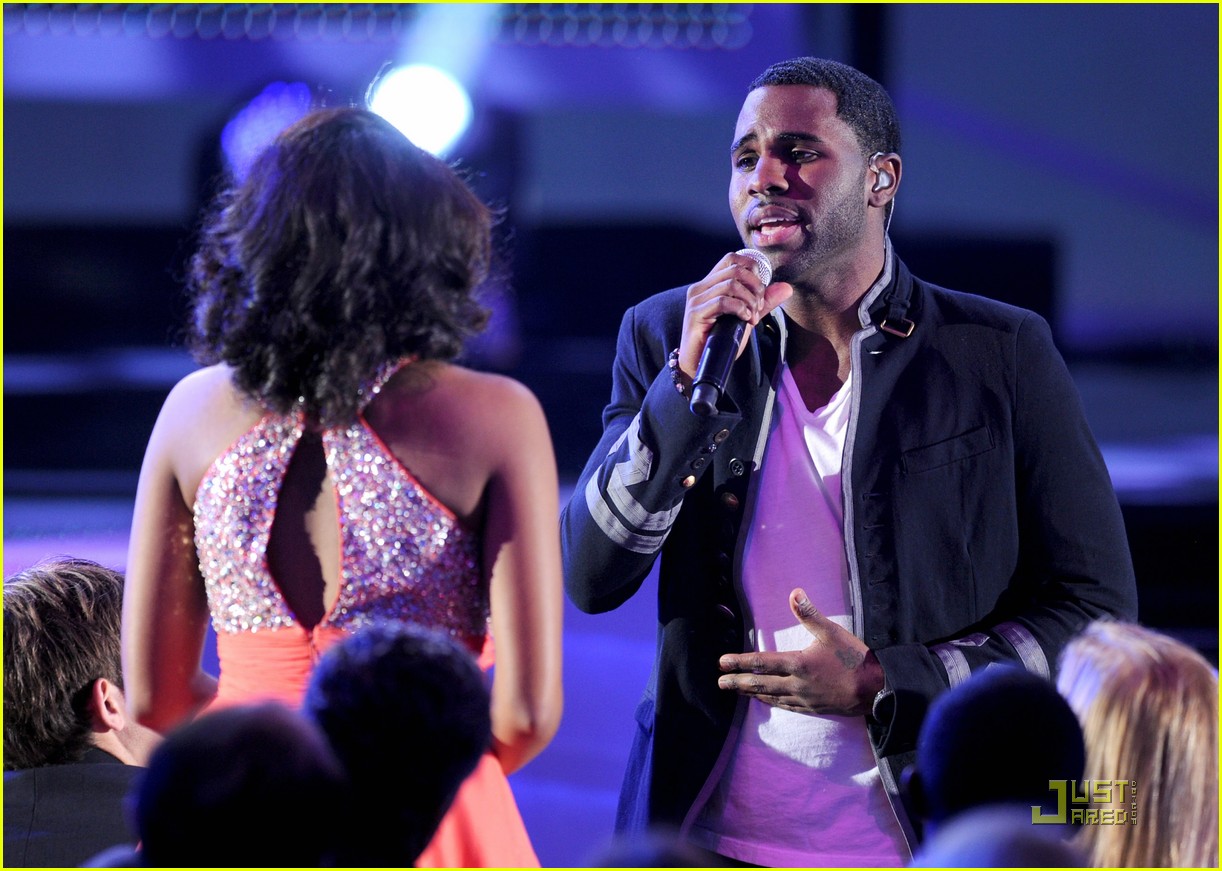 Jason Derulo Serenades Adele Taylor at Halo Awards!