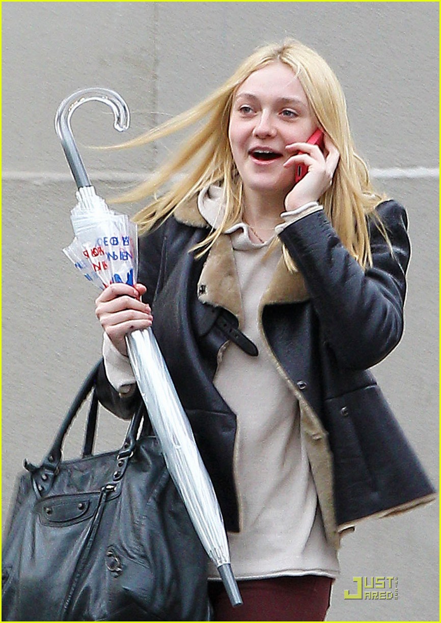 Dakota Fanning: Cell Phone Chatting Cutie