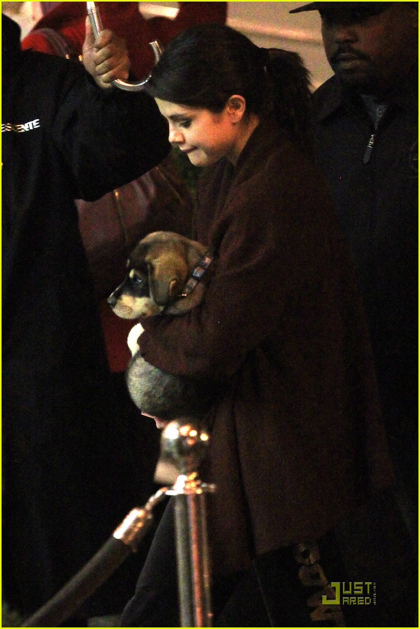Selena Gomez: Toting Baylor In Toronto