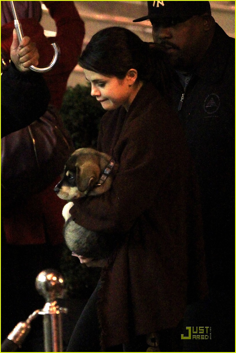 Selena Gomez: Toting Baylor In Toronto