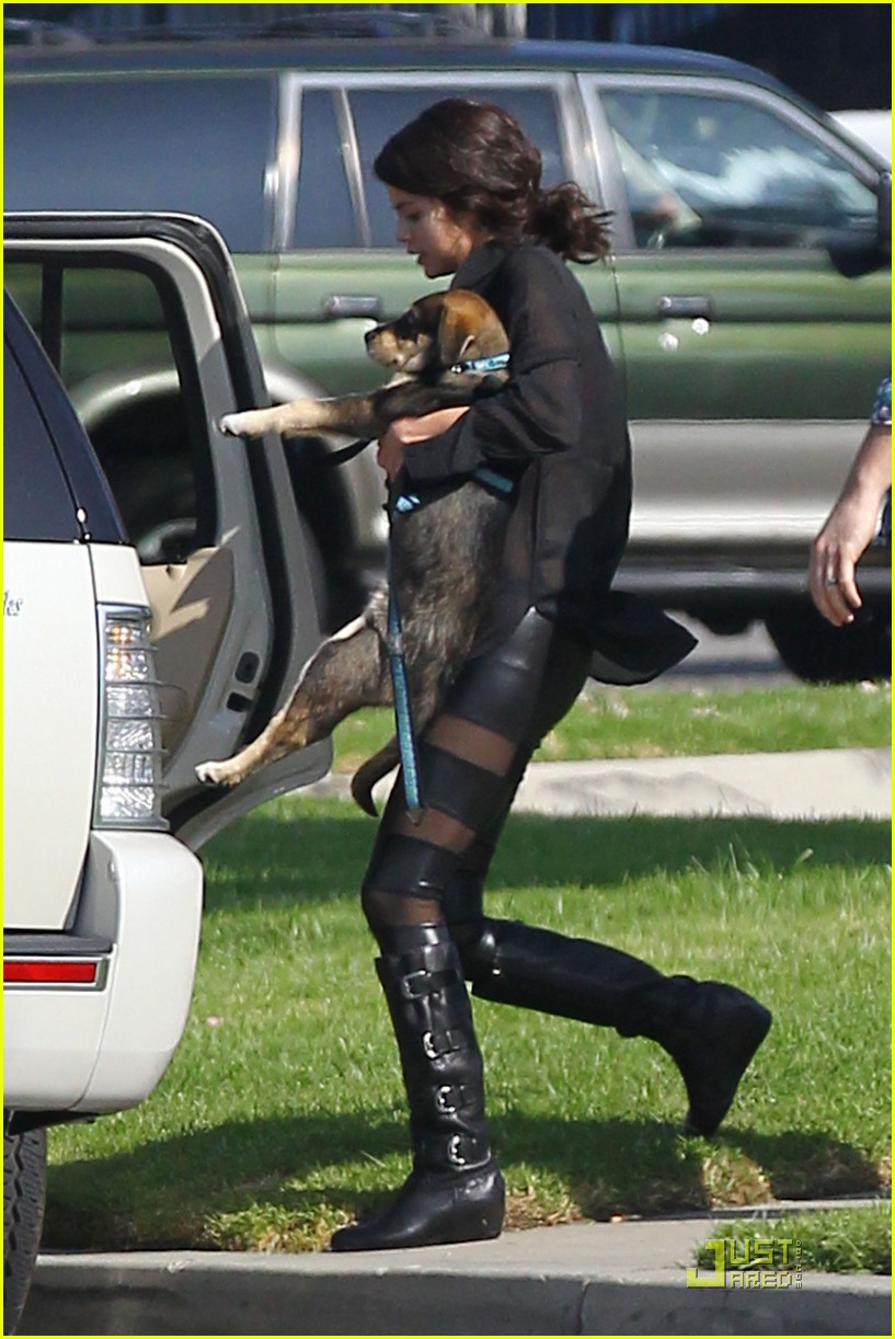 Selena Gomez Gives Baylor a Bathroom Break!