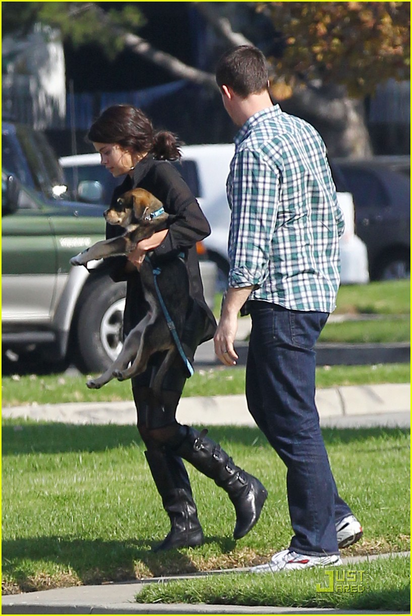 Selena Gomez Gives Baylor a Bathroom Break!