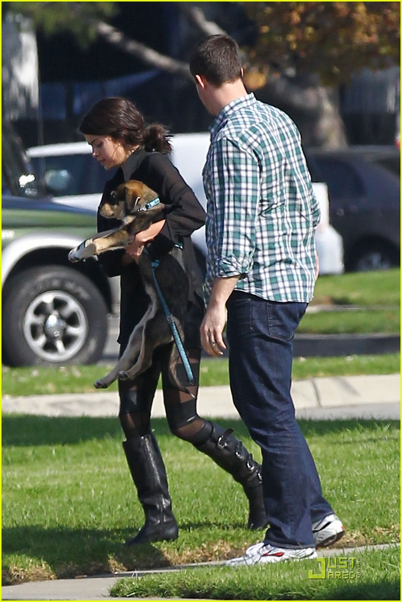 Selena Gomez Gives Baylor a Bathroom Break!