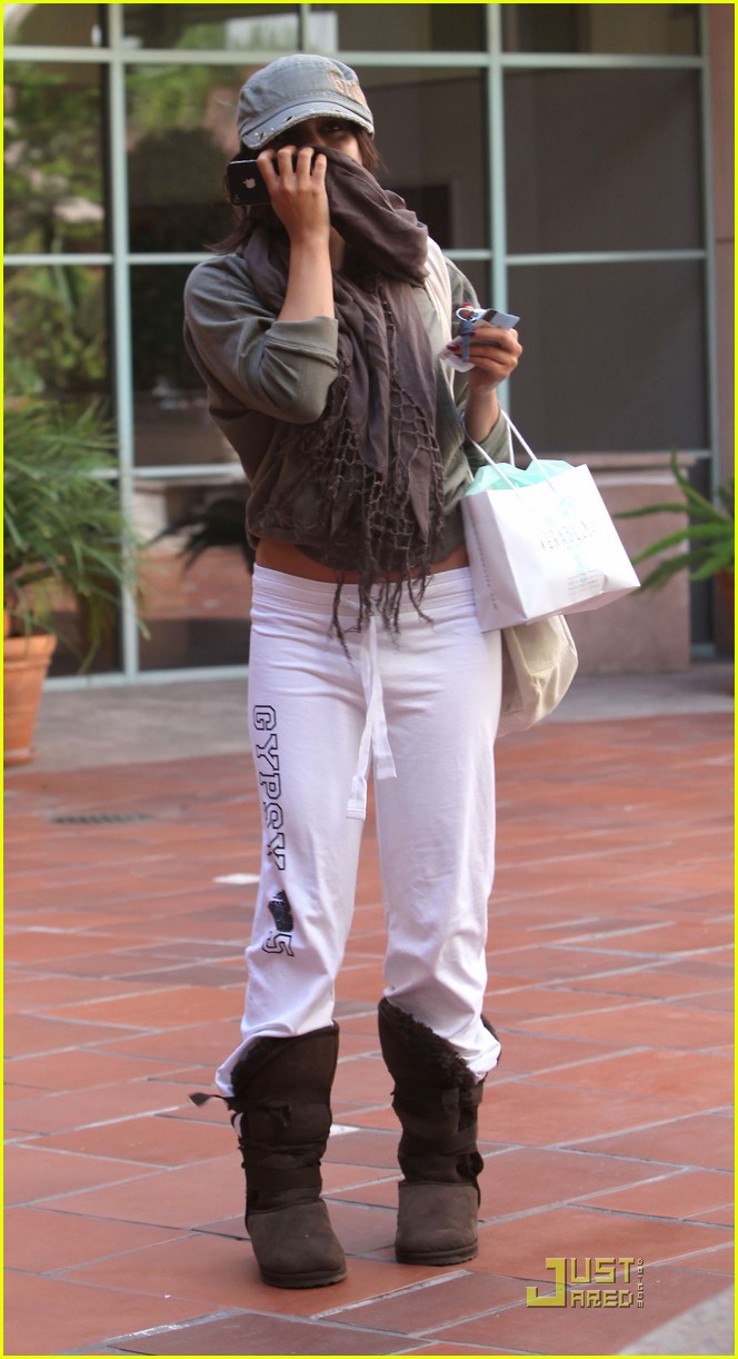 Vanessa Hudgens: Salon Stop!