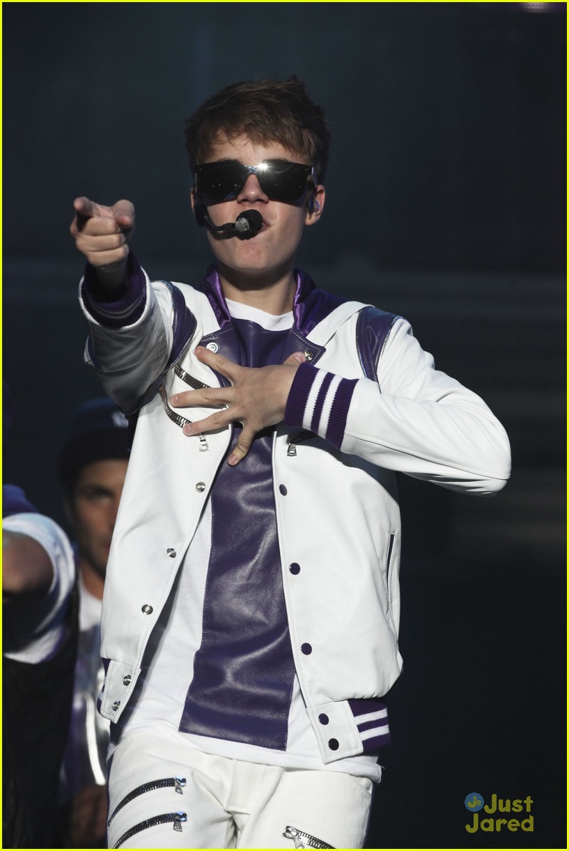 Justin Bieber Meets with 'The Voice Mexico' Contestants