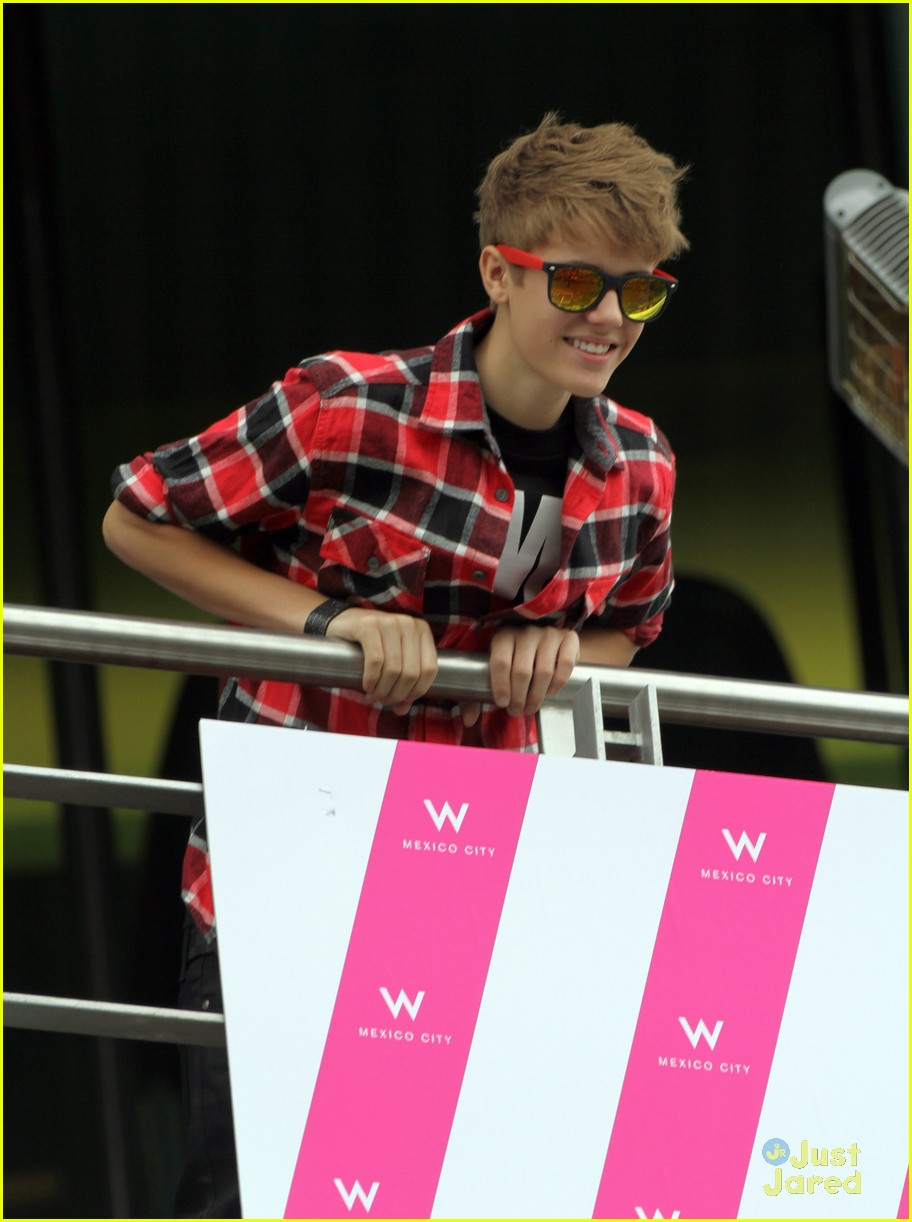 Justin Bieber Meets with 'The Voice Mexico' Contestants