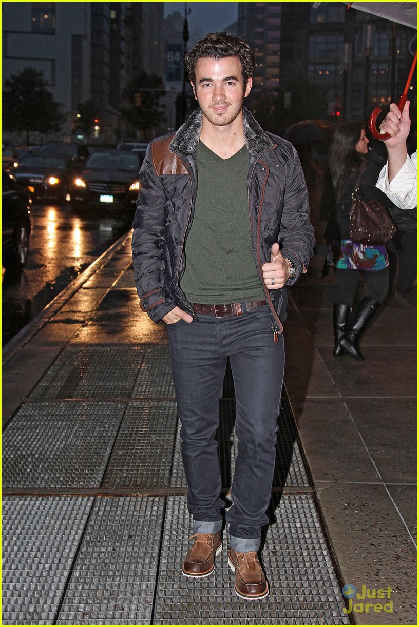 Kevin & Nick Jonas: Thumbs Up!