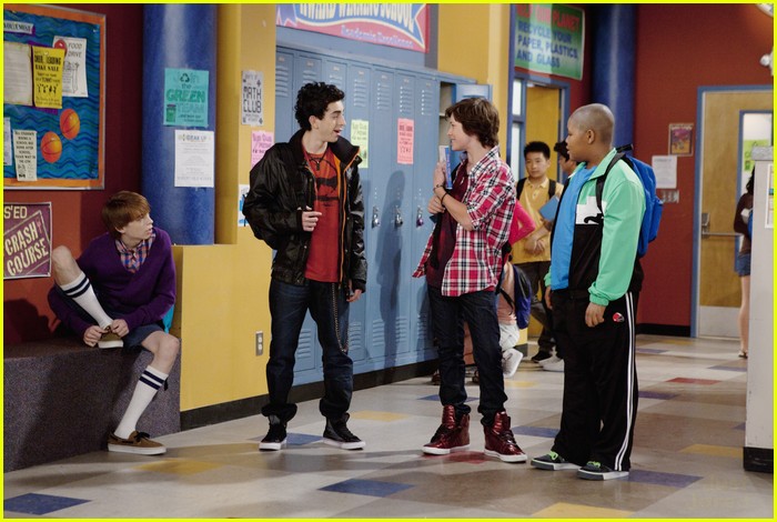 Leo Howard & Jason Earles are 'Kickin' It' in the 1970s