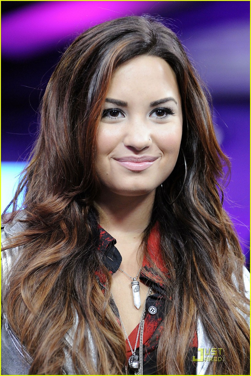Demi Lovato: Backstage Behind The Scenes -- FIRST LOOK!