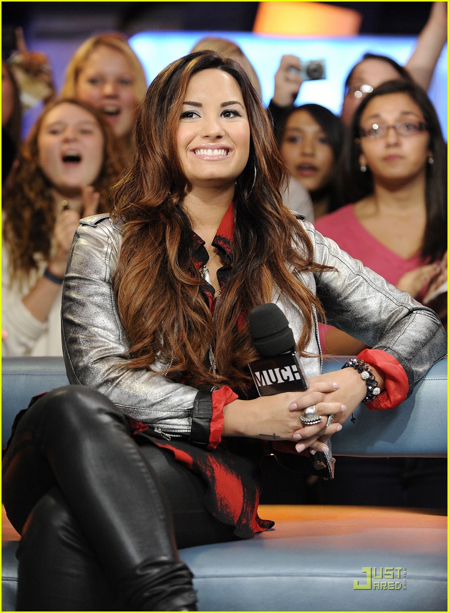 Demi Lovato: Backstage Behind The Scenes -- FIRST LOOK!