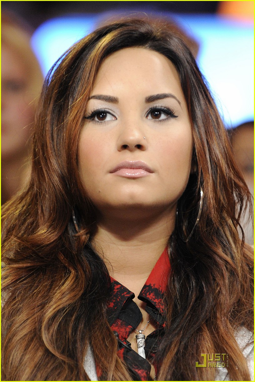 Demi Lovato: Backstage Behind The Scenes -- FIRST LOOK!