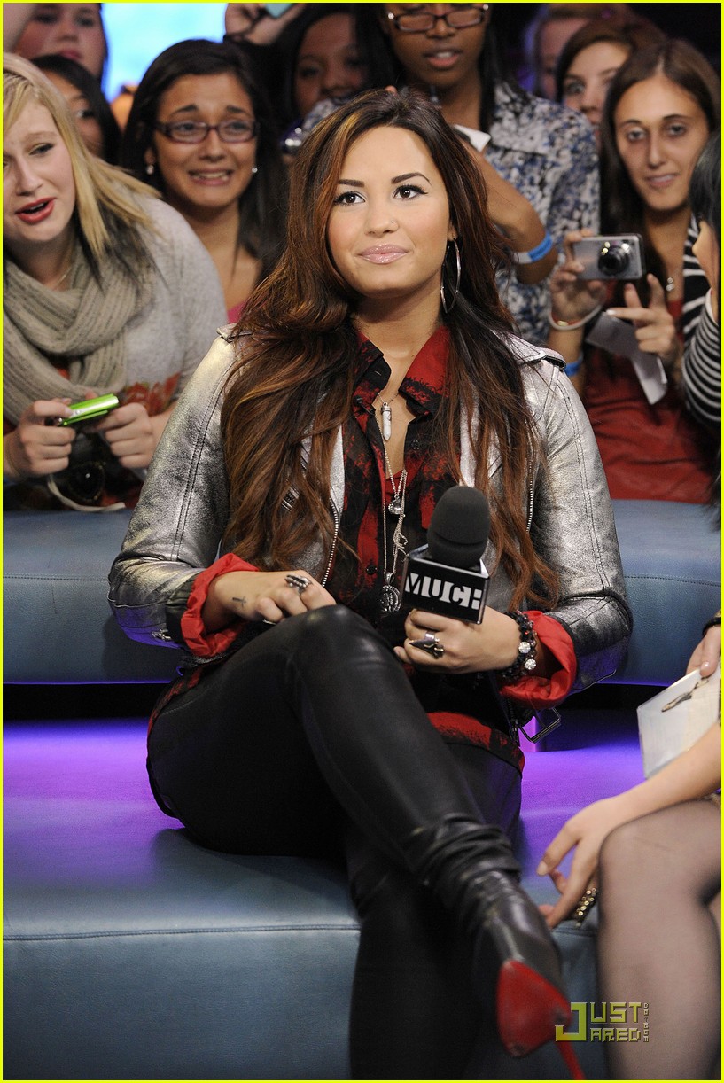 Demi Lovato: Backstage Behind The Scenes -- FIRST LOOK!