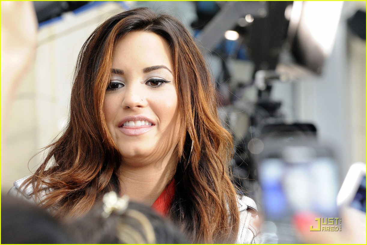 Demi Lovato: Backstage Behind The Scenes -- FIRST LOOK!