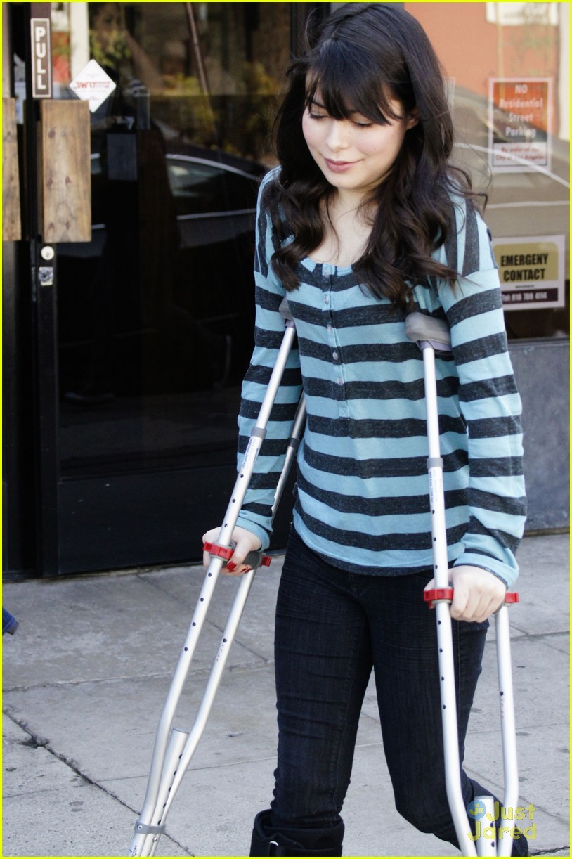 Miranda Cosgrove: Monday Errand Run