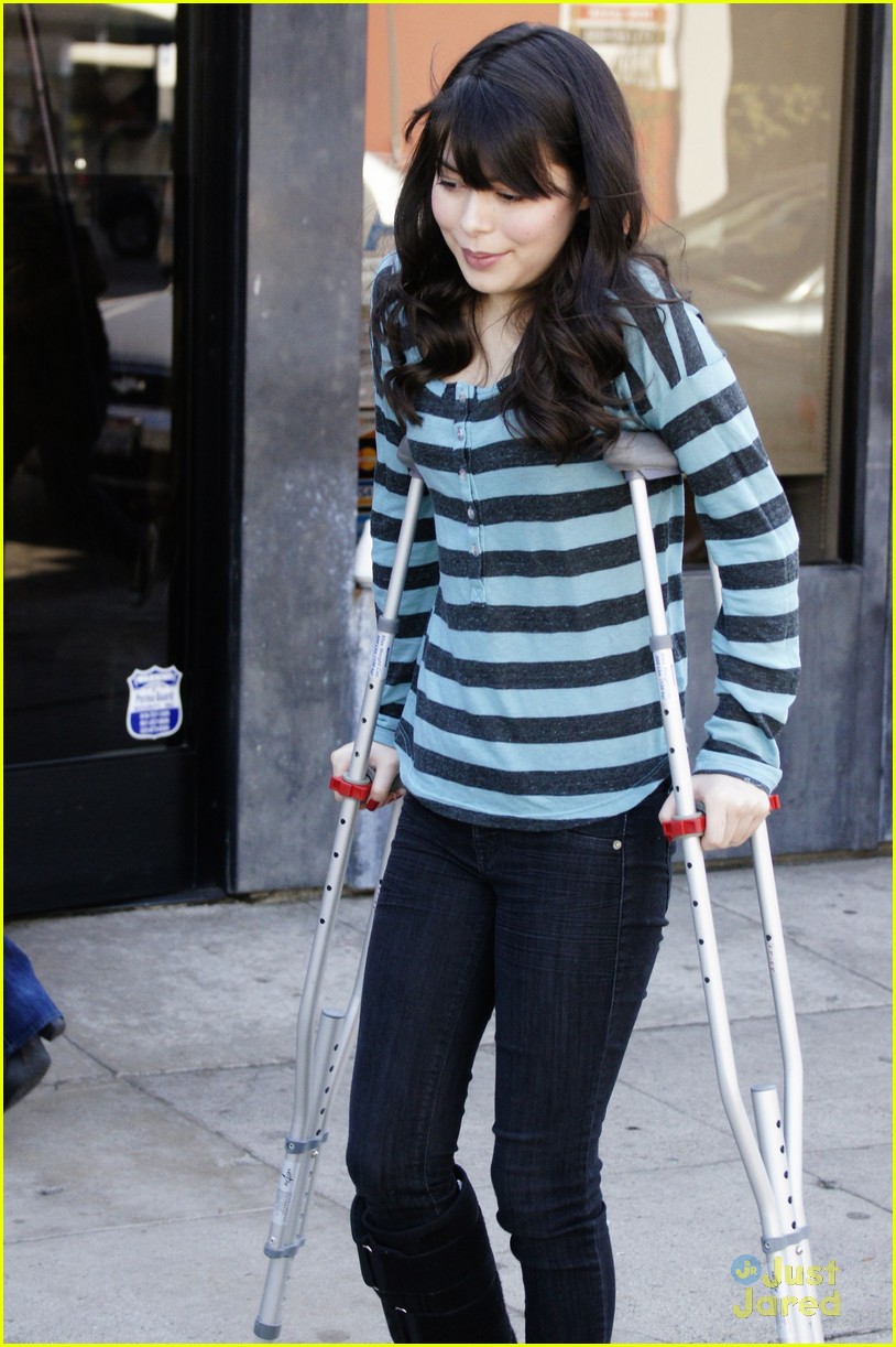 Miranda Cosgrove: Monday Errand Run