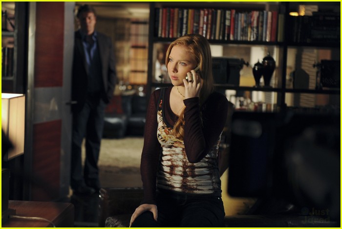 Molly Quinn Plays 'Cops & Robbers' on 'Castle'