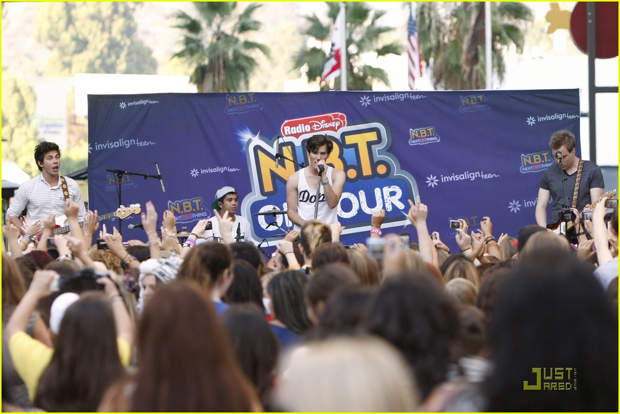 Zendaya & Bella Thorne: Meet The N.B.T. Artists!